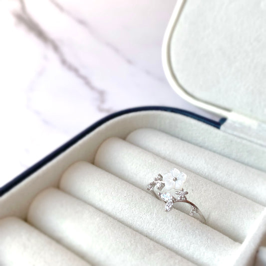 White Shell Flower Adjustable Ring